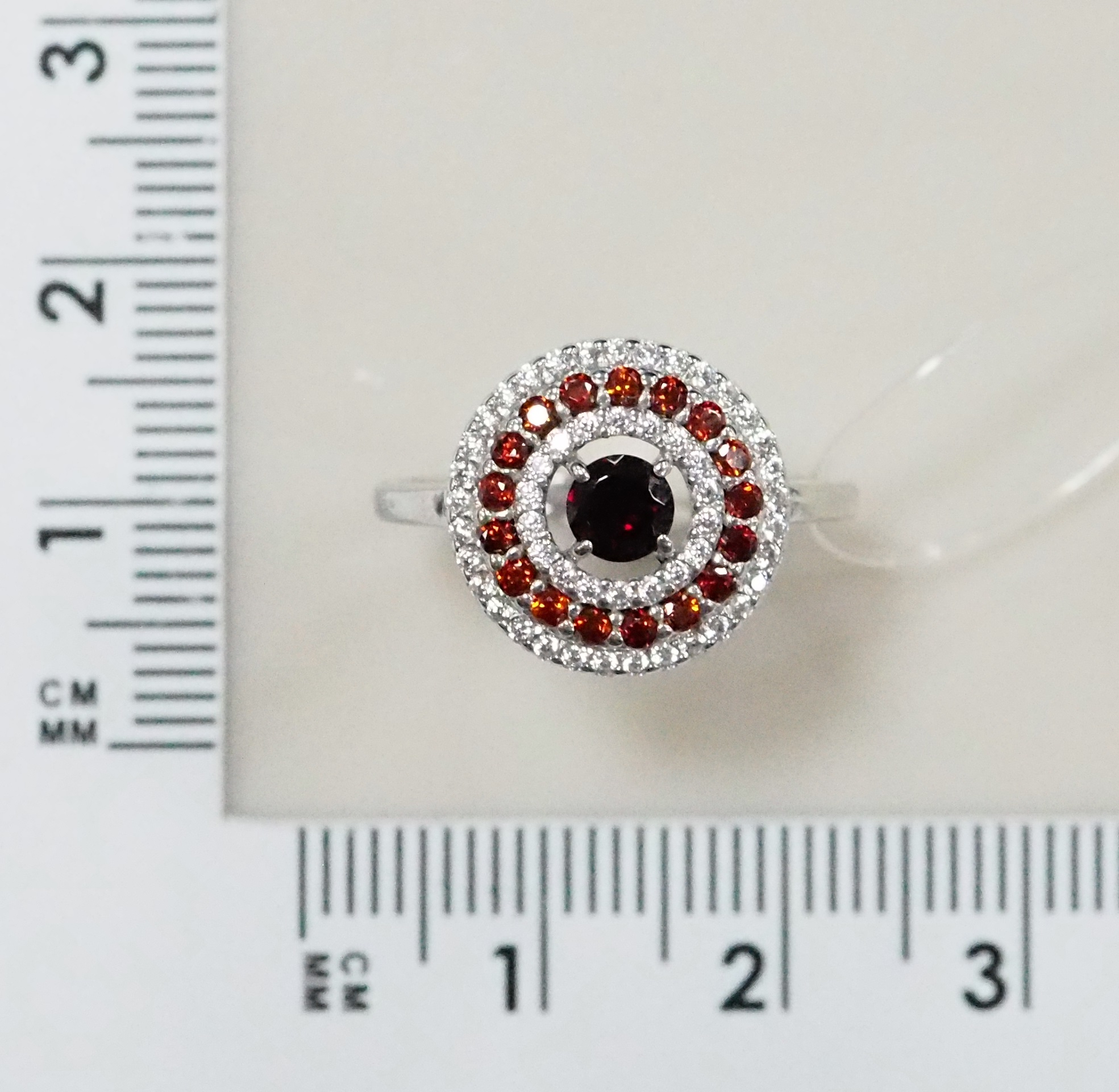 Серебряное кольцо с гранатом